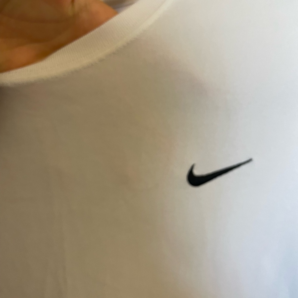 Nike FITDRY Women’s Workout Tee - Picture 3 of 4